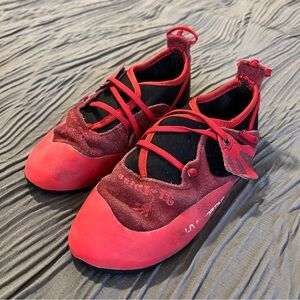 La Sportiva Stickit Climbing Shoes - Kids' size US 2-3; EUR 34-35